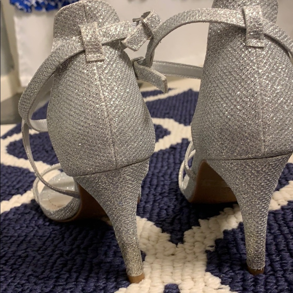 Silver Heels - Picture 4 of 6
